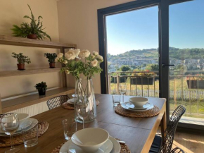Cheerful 1 bedroom home with forest view